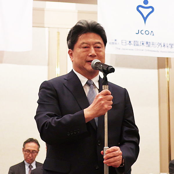 受賞コメントをする井尻院長