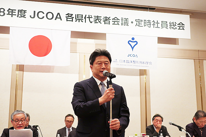 受賞コメントをする井尻院長